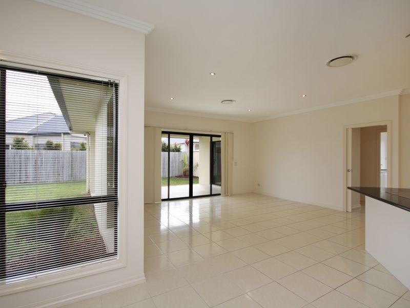 2 Whitsunday Street, Kawana Island QLD 4575