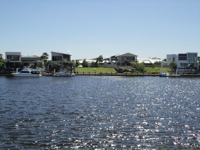 27 Barbuda Circuit, Kawana Island QLD 4575