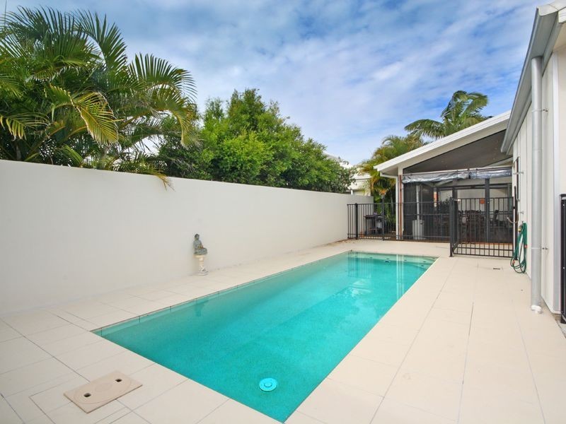 4 Maldives Place, Kawana Island QLD 4575
