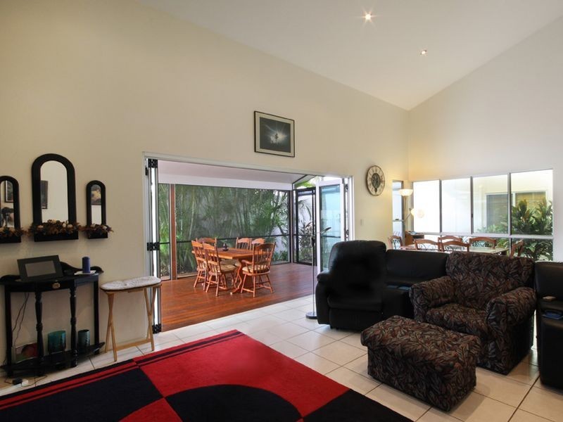 4 Maldives Place, Kawana Island QLD 4575