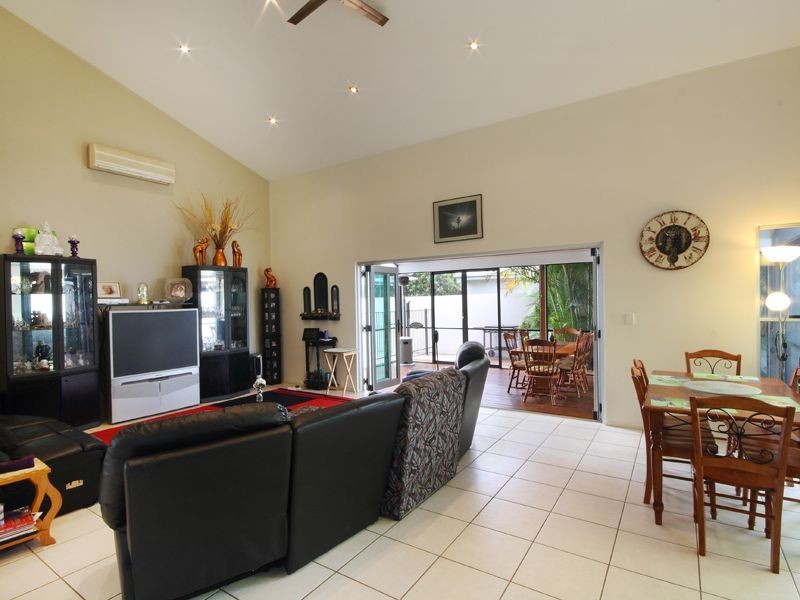 4 Maldives Place, Kawana Island QLD 4575