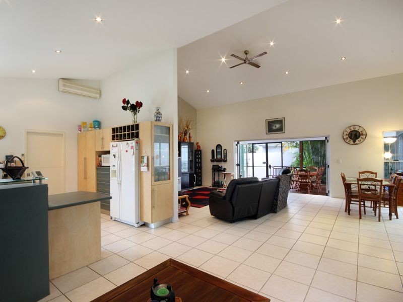 4 Maldives Place, Kawana Island QLD 4575