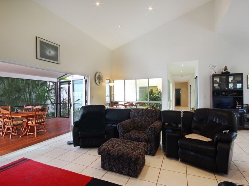 4 Maldives Place, Kawana Island QLD 4575