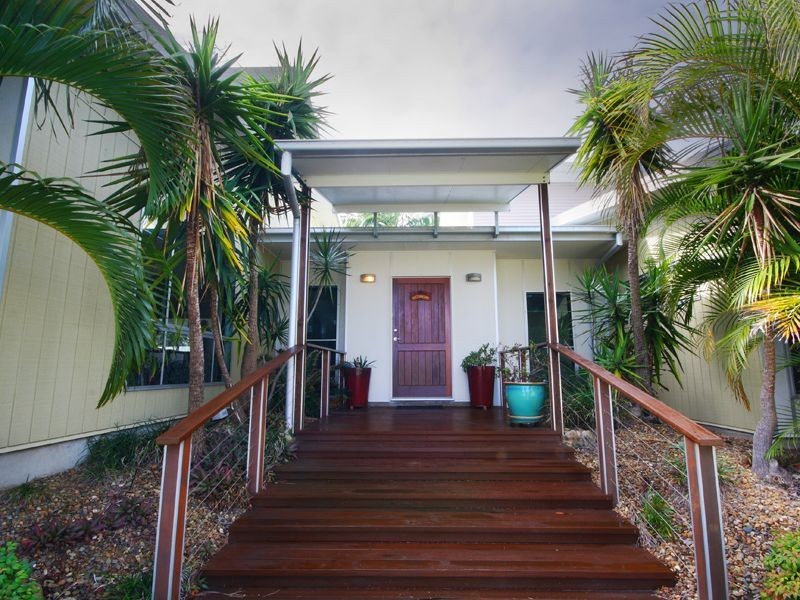 4 Maldives Place, Kawana Island QLD 4575