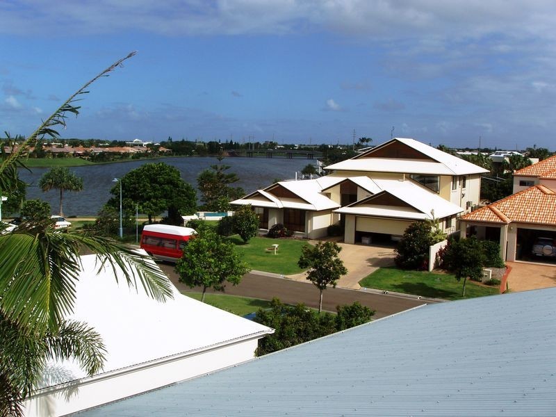 4 Maldives Place, Kawana Island QLD 4575