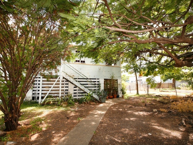 1 Fourth Ave, South Townsville QLD 4810