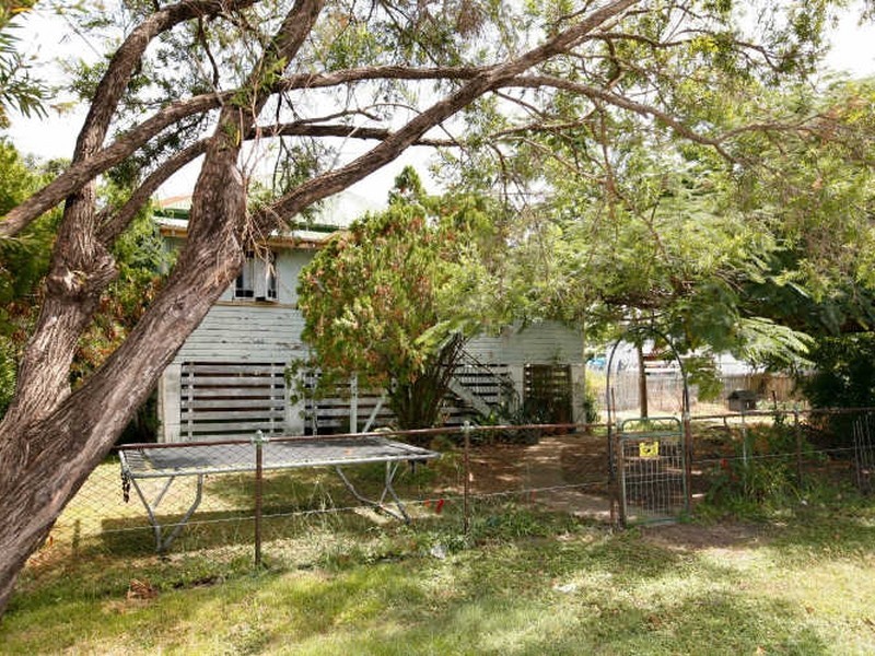 1 Fourth Ave, South Townsville QLD 4810