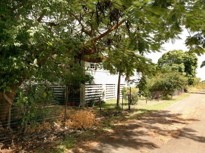 1 Fourth Ave, South Townsville QLD 4810