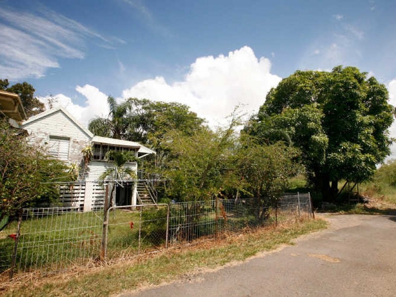 1 Fourth Ave, South Townsville QLD 4810