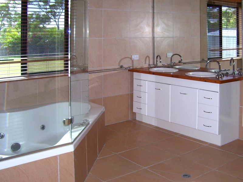 Bushland Beach QLD 4818