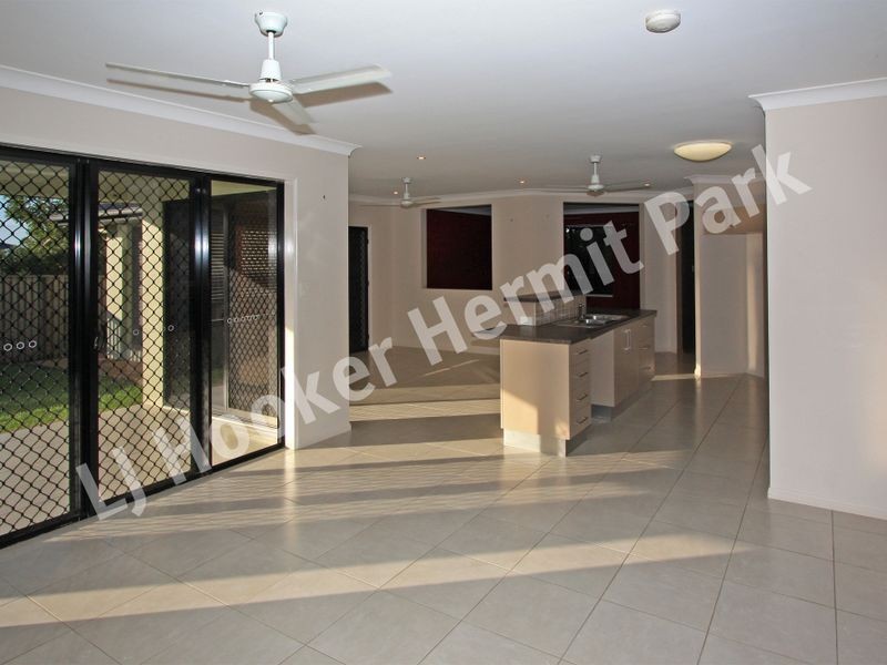 Bushland Beach QLD 4818