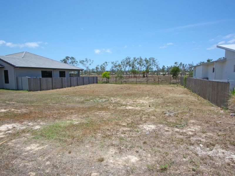 14 Hillock Crescent, Bushland Beach QLD 4818