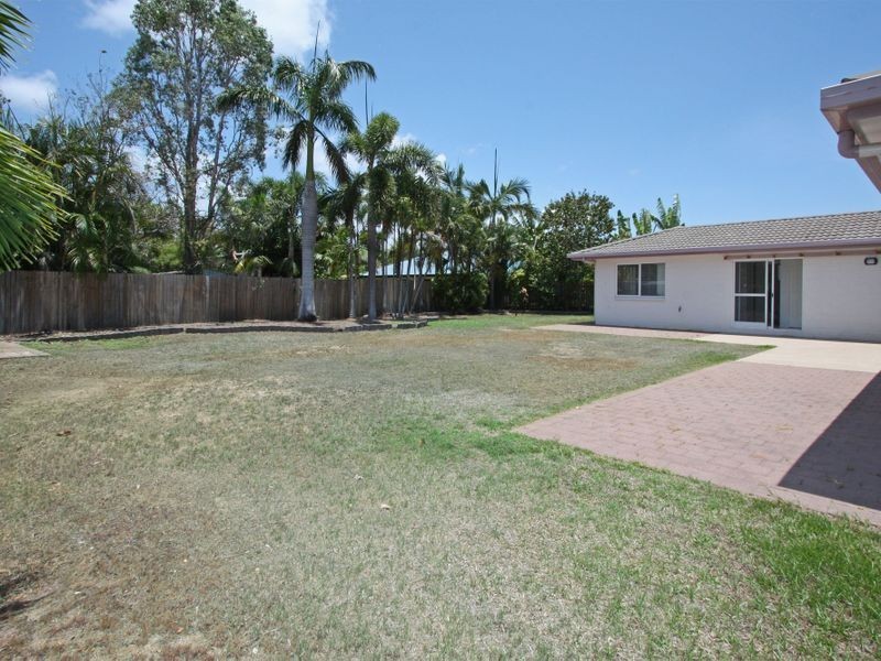 8 Lasindra Court, Bushland Beach QLD 4818