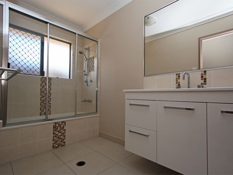 18 Rattray Street, Bushland Beach QLD 4818