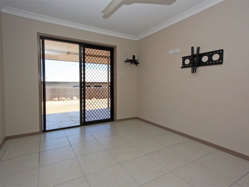 18 Rattray Street, Bushland Beach QLD 4818