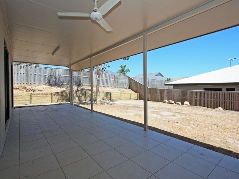 18 Rattray Street, Bushland Beach QLD 4818