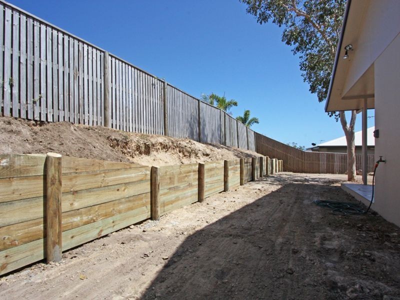 18 Rattray Street, Bushland Beach QLD 4818