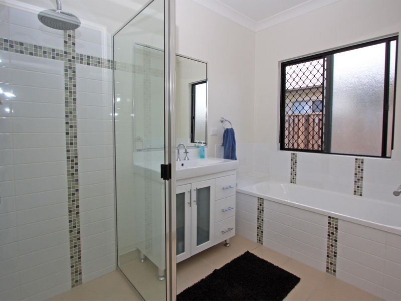 Bushland Beach QLD 4818