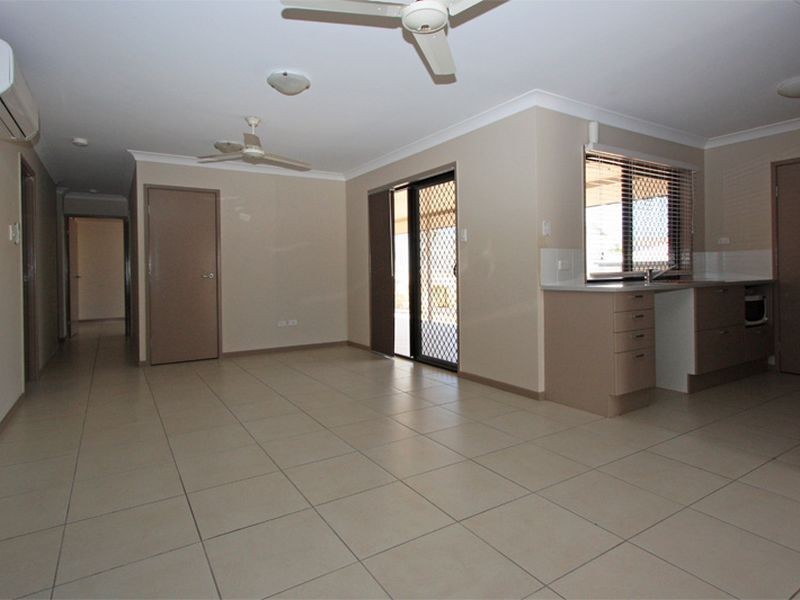 18 Rattray Street, Bushland Beach QLD 4818