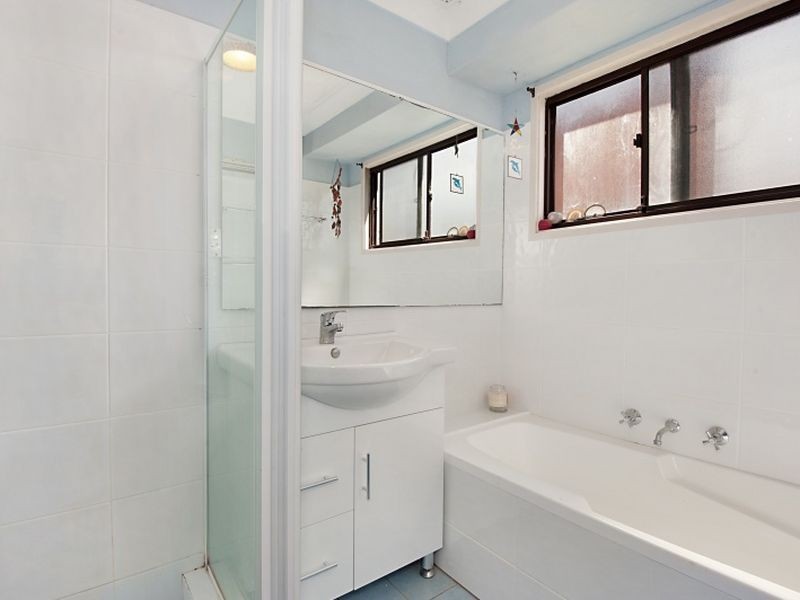 33 Rays Road, Bateau Bay NSW 2261