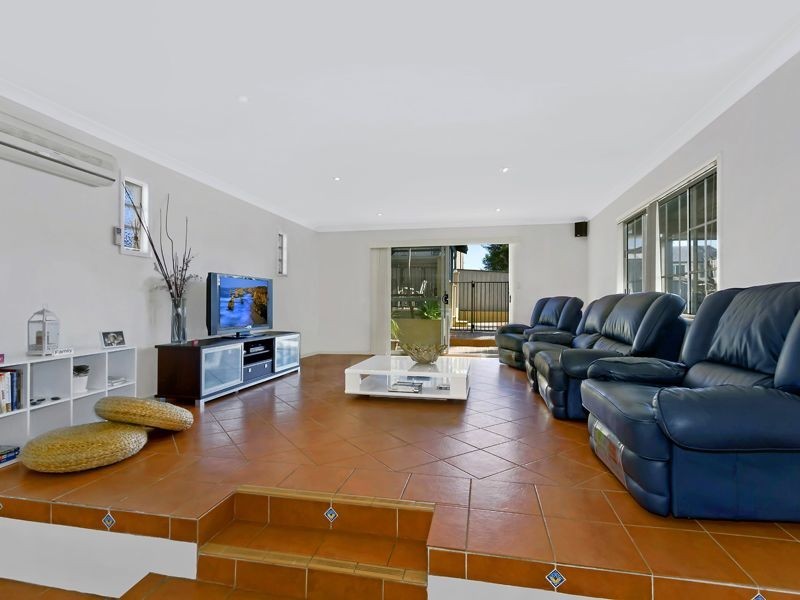 33 Barry Street, Bateau Bay NSW 2261
