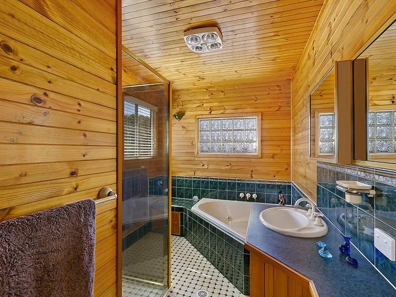 51 Castlereagh Crescent, Bateau Bay NSW 2261