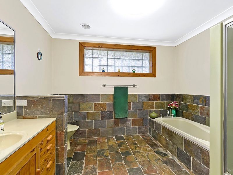 38 Valley View Road, Bateau Bay NSW 2261