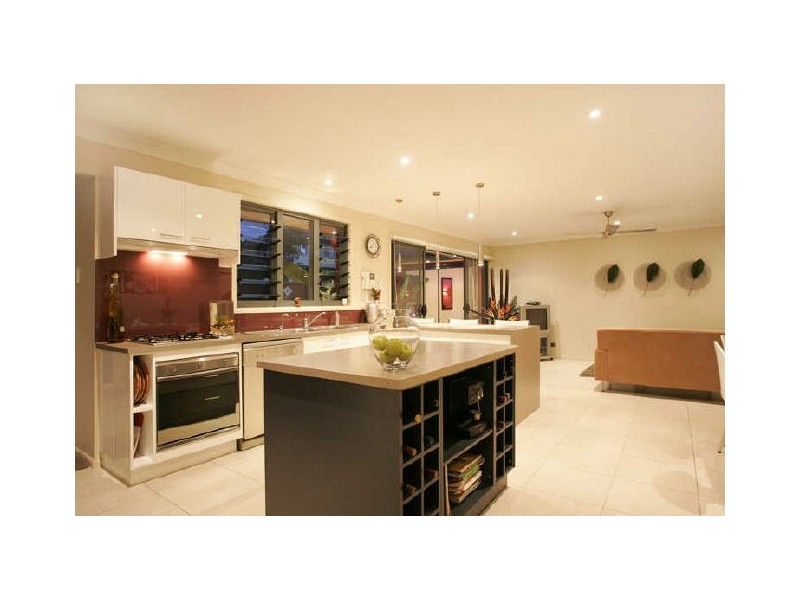 13 Bataan Circuit, Bateau Bay NSW 2261