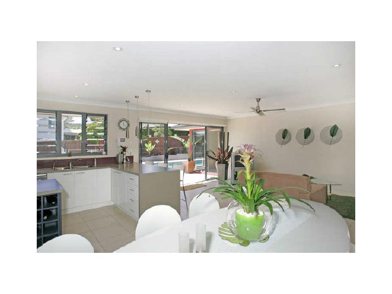 13 Bataan Circuit, Bateau Bay NSW 2261