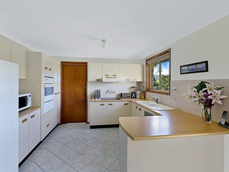 243 Cresthaven Avenue, Bateau Bay NSW 2261