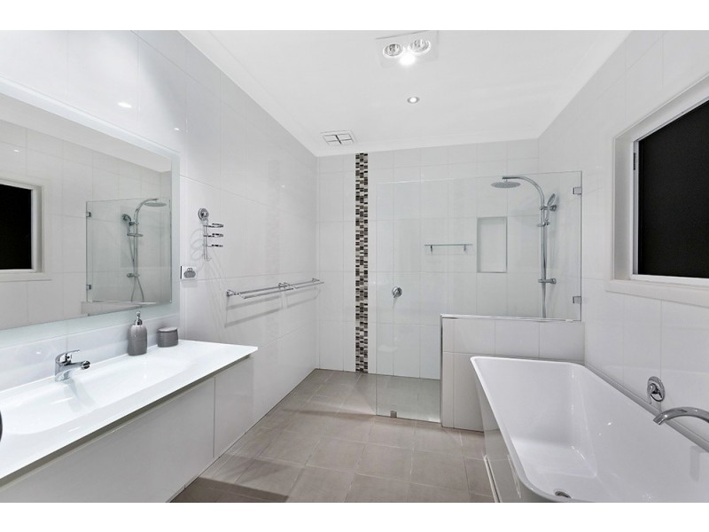 1 Barry Street, Bateau Bay NSW 2261