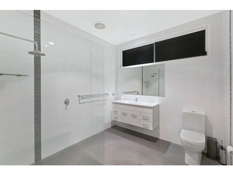 1 Barry Street, Bateau Bay NSW 2261