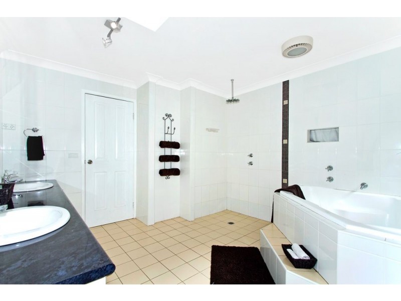 16 Sierra Avenue, Bateau Bay NSW 2261