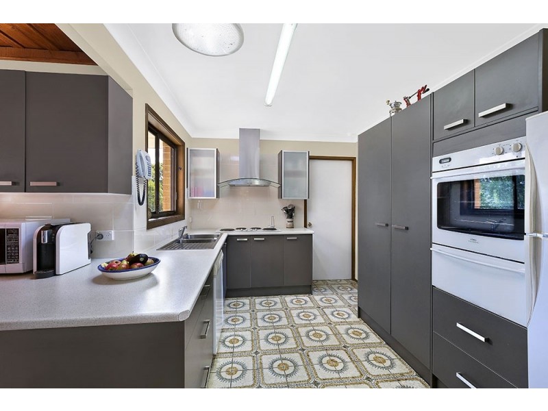 10 Darrin Close, Bateau Bay NSW 2261