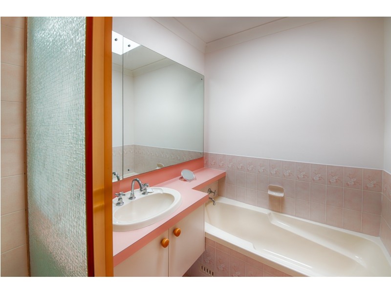 8 Rawsthorne Court, Bateau Bay NSW 2261