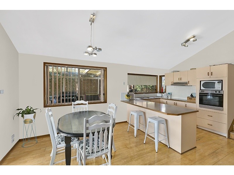 4 Poplars Avenue, Bateau Bay NSW 2261