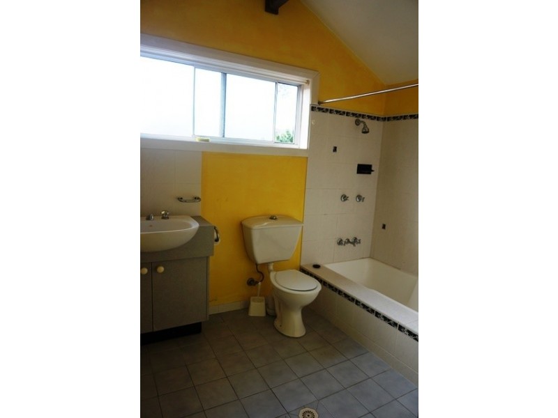 8 Howard Avenue, Green Point NSW 2251