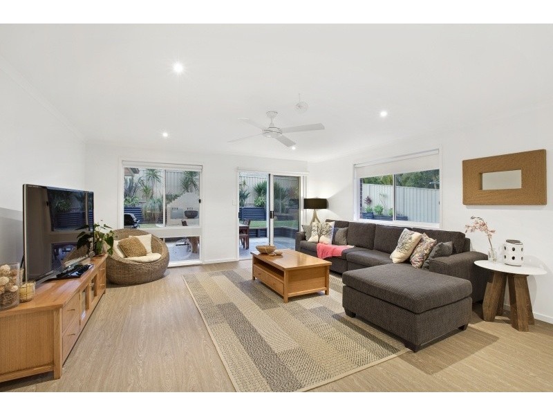 16 Lancaster Parade, Bateau Bay NSW 2261