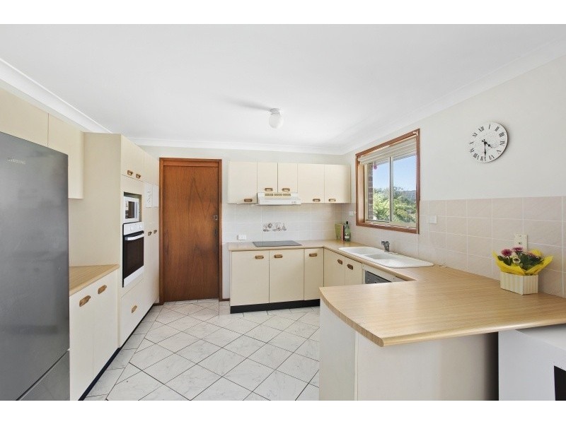 243 Cresthaven Avenue, Bateau Bay NSW 2261