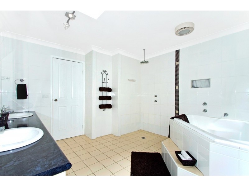 16 Sierra Avenue, Bateau Bay NSW 2261