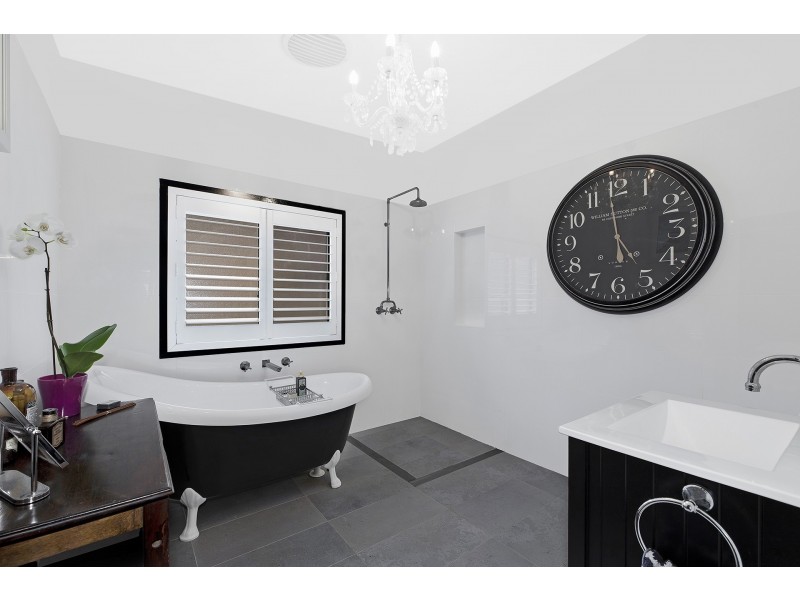 15 Valley View Road, Bateau Bay NSW 2261