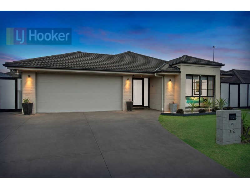 42 Bataan Cct, Bateau Bay NSW 2261