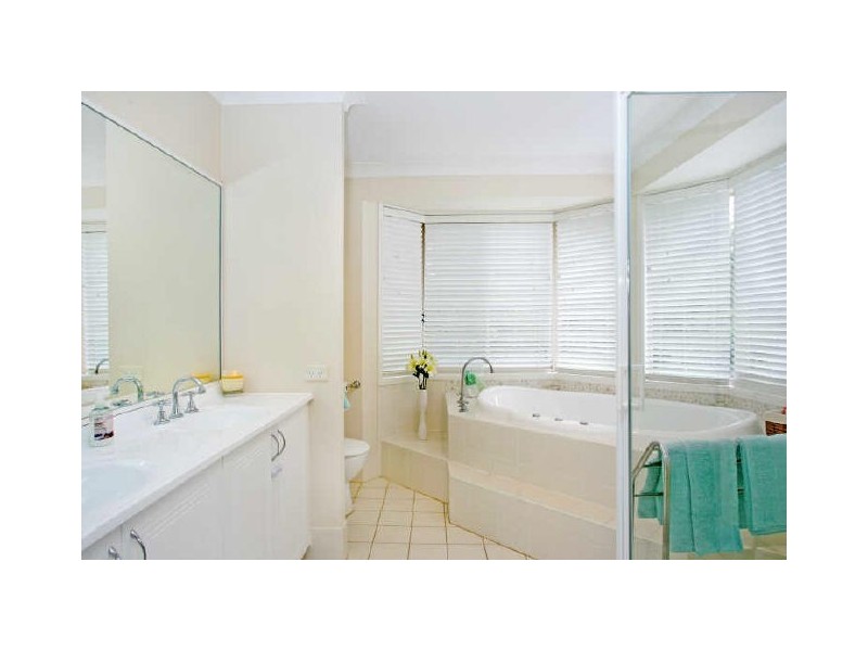 33 Bataan Cct, Bateau Bay NSW 2261