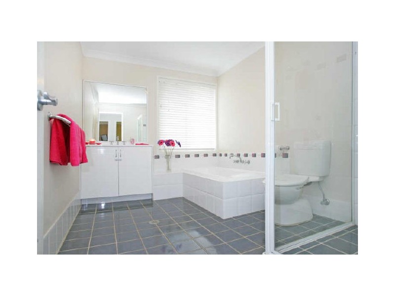 33 Bataan Cct, Bateau Bay NSW 2261