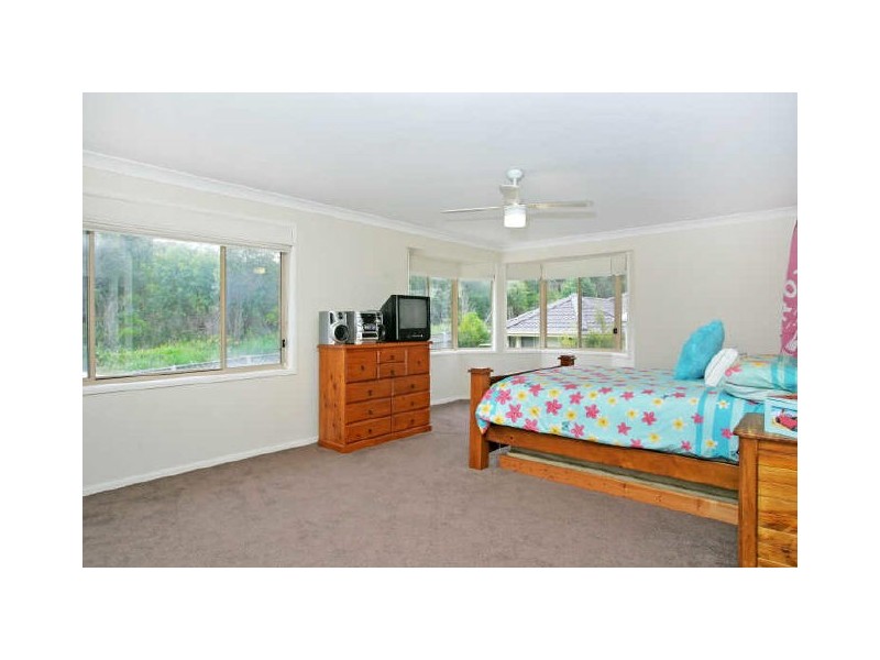 33 Bataan Cct, Bateau Bay NSW 2261