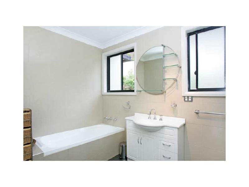 6 Valley View Rd, Bateau Bay NSW 2261