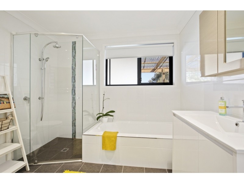 4 Annie Close, Bateau Bay NSW 2261