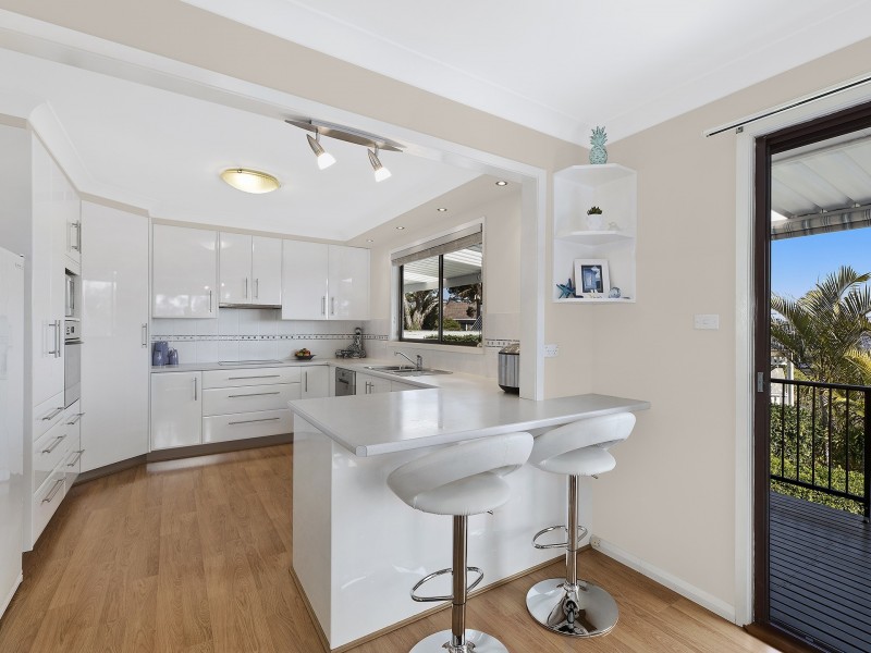 9 Rickard St, Bateau Bay NSW 2261