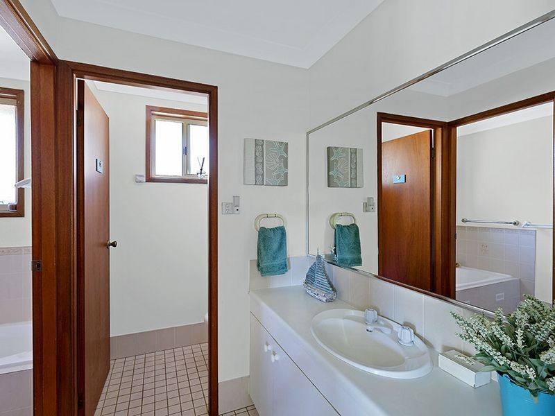 243 Cresthaven Avenue, Bateau Bay NSW 2261