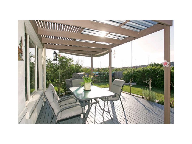 2 Bataan Cct, Bateau Bay NSW 2261